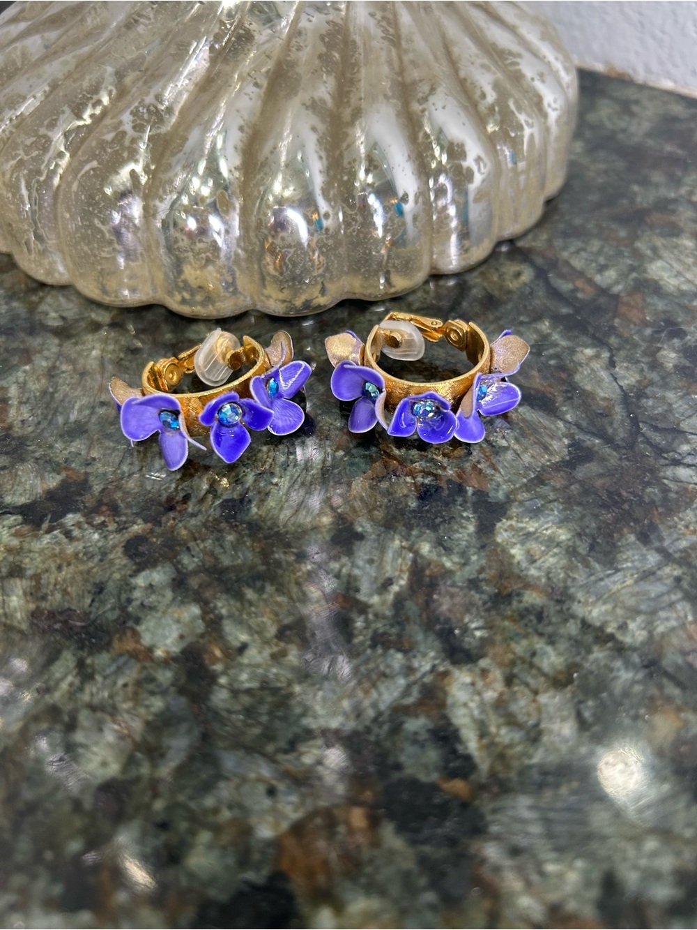 Vintage💜 mid-century Gold-Tone Purple Floral Hoop Earrings💜